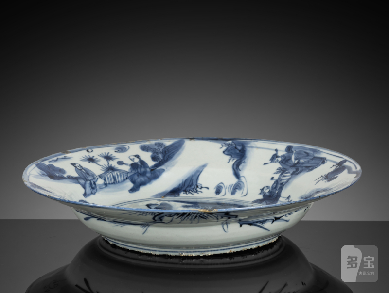 A blue and white porcelain plate with scholarly scenes - 图2